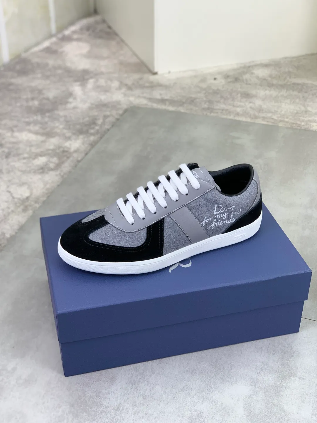 Men's shoes 💰P380 New Dior B01 moral training shoes, white first-layer cowhide, original molded outsole. New to the fall collection, this sneaker marks the return of a Dior classic, reinterpreted in a stylish and elegant silhouette. Crafted from white smooth first-grain cowhide with a tonal silk sheepskin lining, it features the Dior logo on the tongue and inner sides, and a CD icon on the heel. Paired with Tpu anti-slip soles of the same color, it can be matched with various styles to create a sophisticated look.  Code number: 38-44